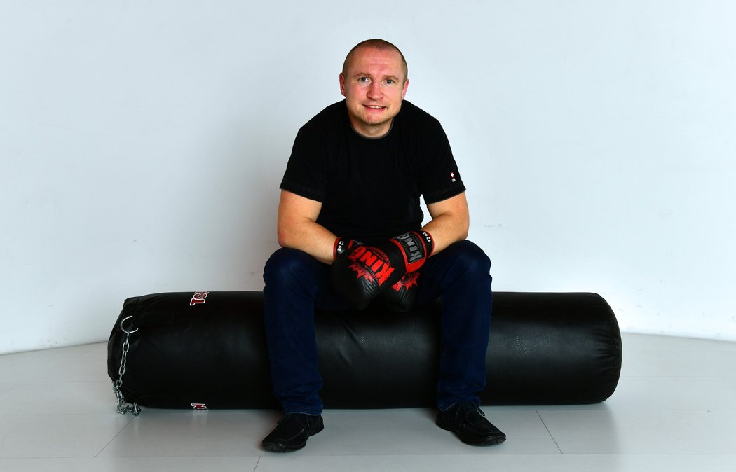 Lukáš Konečný je bývalý profesionální boxer a současný radní v Ústí nad Labem  v obvodu Severní terasa. Koronavirus chytil od jednoho ze svých svěřenců