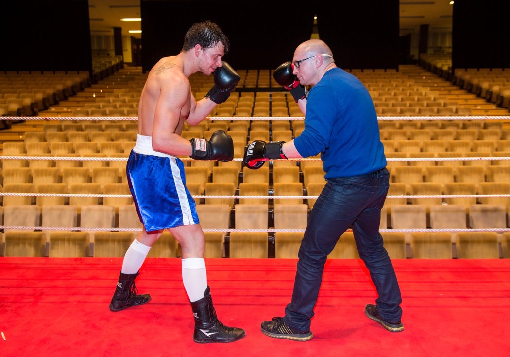 Lukáš Konečný je bývalý profesionální boxer a současný radní v Ústí nad Labem  v obvodu Severní terasa. Koronavirus chytil od jednoho ze svých svěřenců