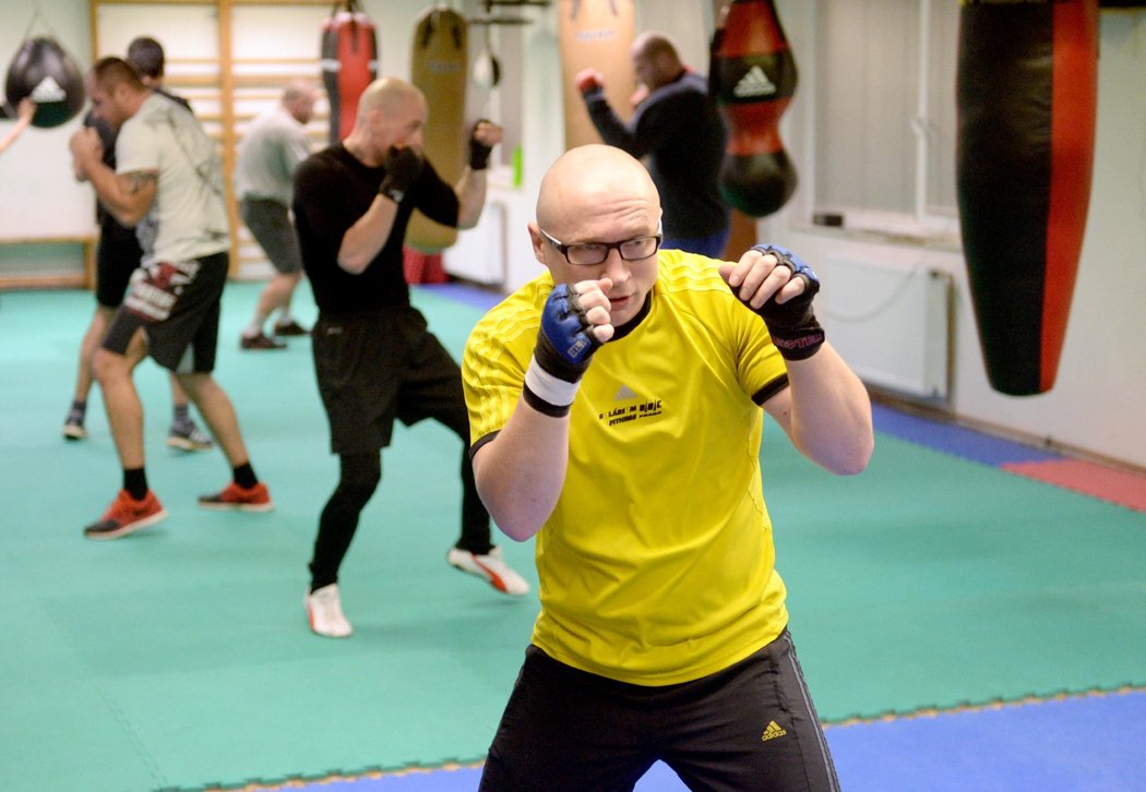 Lukáš Konečný je bývalý profesionální boxer a současný radní v Ústí nad Labem  v obvodu Severní terasa. Koronavirus chytil od jednoho ze svých svěřenců