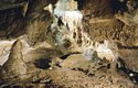 Třípatrový systém Koněpruských jeskyní leží uvnitř návrší Zlatý kůň