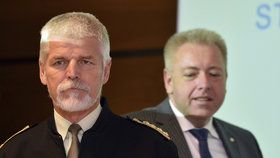 Ministr vnitra Milan Chovanec a předseda Vojenského výboru NATO Petr Pavel na konferenci Stratcom summit