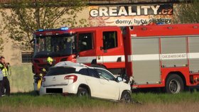 U Konětop nedaleko Prahy se ve čtvrtek odpoledne čelně srazil autobus s osobním autem.