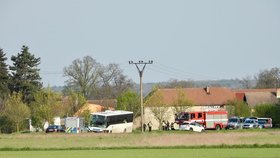 U Konětop nedaleko Prahy se ve čtvrtek odpoledne čelně srazil autobus s osobním autem.