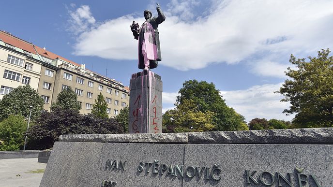 Nechat stát, zakrýt, odstranit, či dokonce přestěhov at do Moskvy – spor o sochu Koněva je, zdá se, sporem o orientaci naší země. Na fakta se přitom moc nehledí.