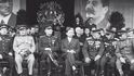Krátce po skončení války. Pod portréty Stalina a zatím ještě také Beneše s československým premiérem Zdeňkem Fierlingerem, jenž odmítl osvobození Prahy Američany.