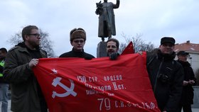 Demonstrace u sochy maršála Koněva
