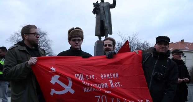 Demonstrace u sochy maršála Koněva
