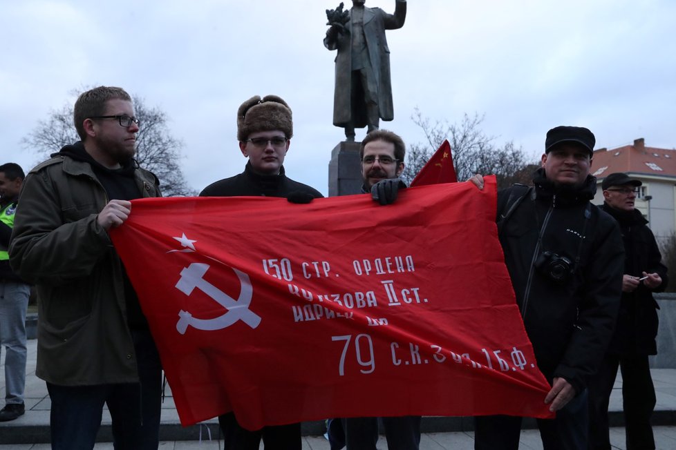 Demonstrace u sochy maršála Koněva