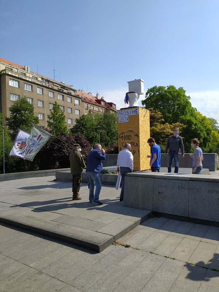 Na místo, kde dřív stávala socha maršála Koněva, kterou nechala Praha 6 odstranit, někdo 9. května 2020 umístil záchodovou mísu.