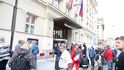 Před radnicí Prahy 6 se sešli zastánci Koněvova odkazu.