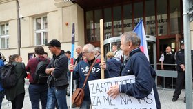 Před radnicí Prahy 6 se 12. září sešli zastánci Koněvova odkazu.