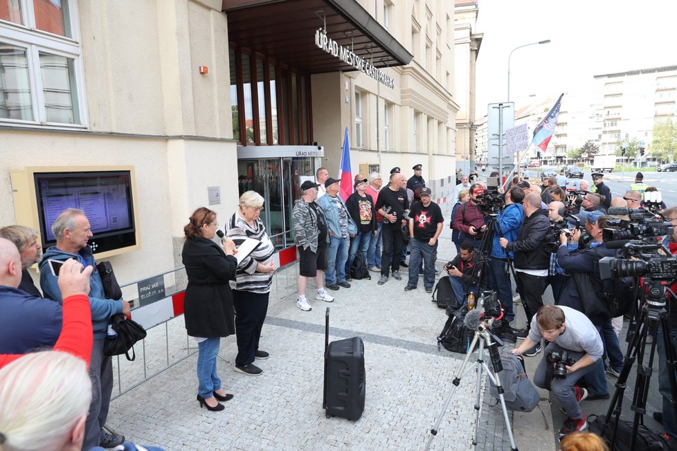 Před radnicí Prahy 6 se 12. září sešli zastánci Koněvova odkazu.