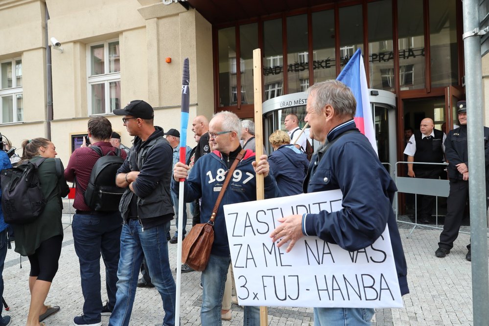 Před radnicí Prahy 6 se 12. září sešli zastánci Koněvova odkazu.
