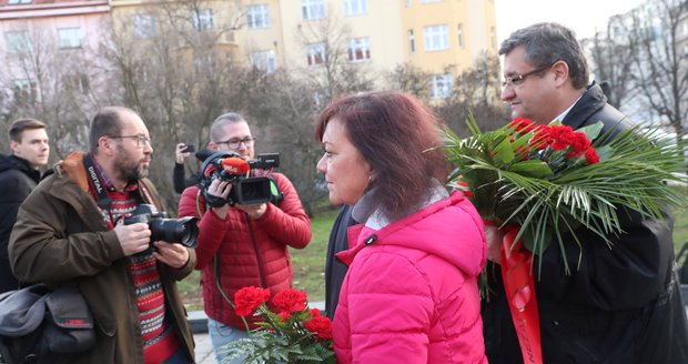 K soše maršála Koněva na výročí jeho narozenin přišla položit květiny i jeho vnučka Jelena Koněvová.