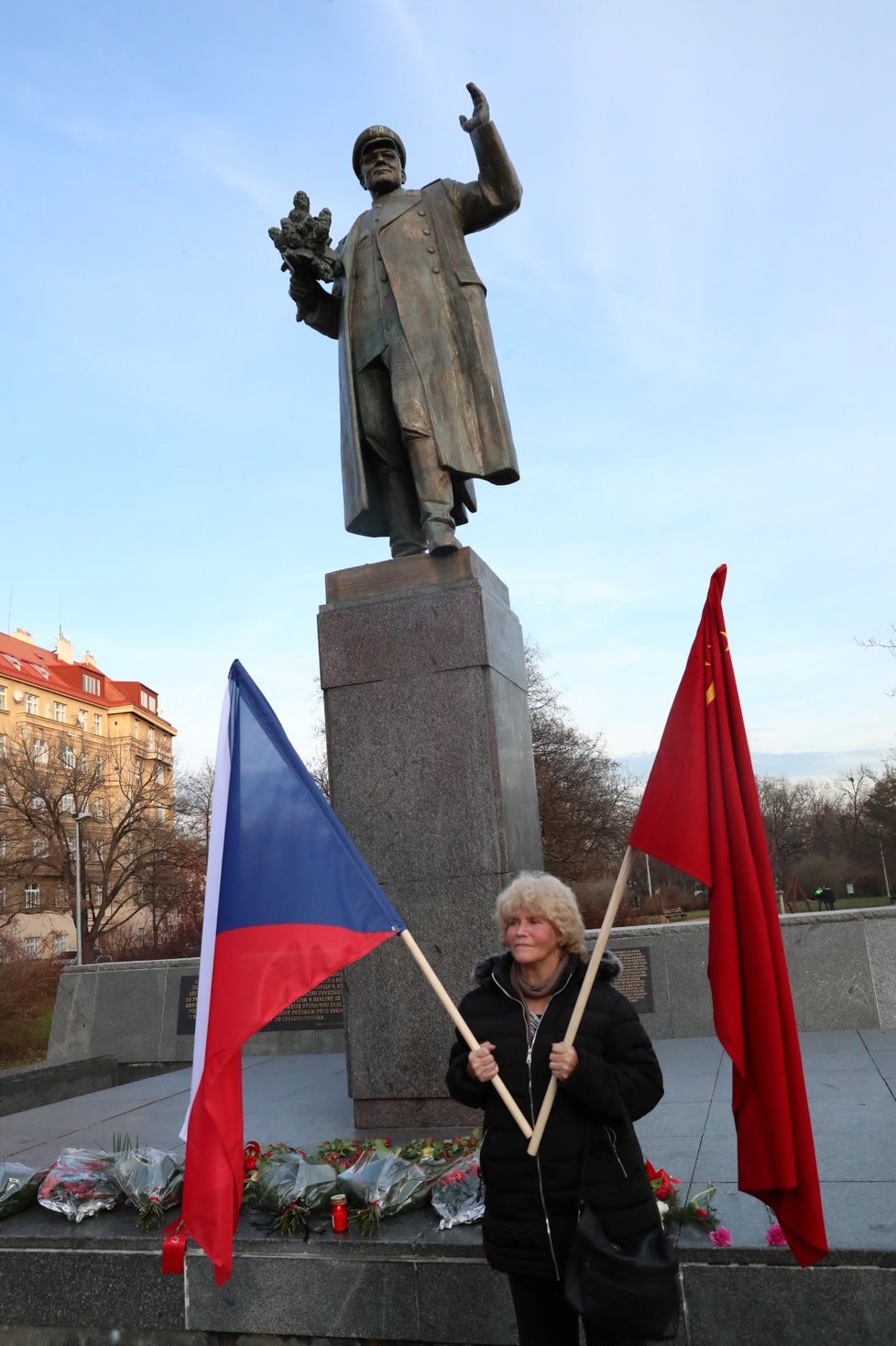 K soše maršála Koněva na výročí jeho narozenin přišla položit květiny i jeho vnučka Jelena Koněvová.