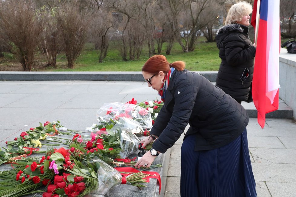 K soše maršála Koněva na výročí jeho narozenin přišla položit květiny i jeho vnučka Jelena Koněvová.