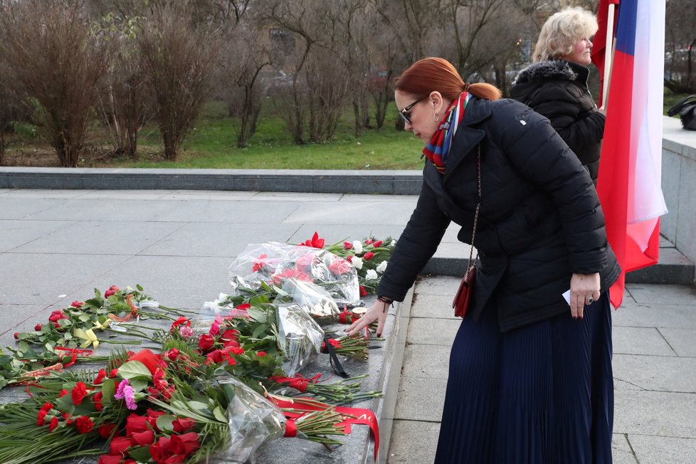 K soše maršála Koněva na výročí jeho narozenin přišla položit květiny i jeho vnučka Jelena Koněvová.