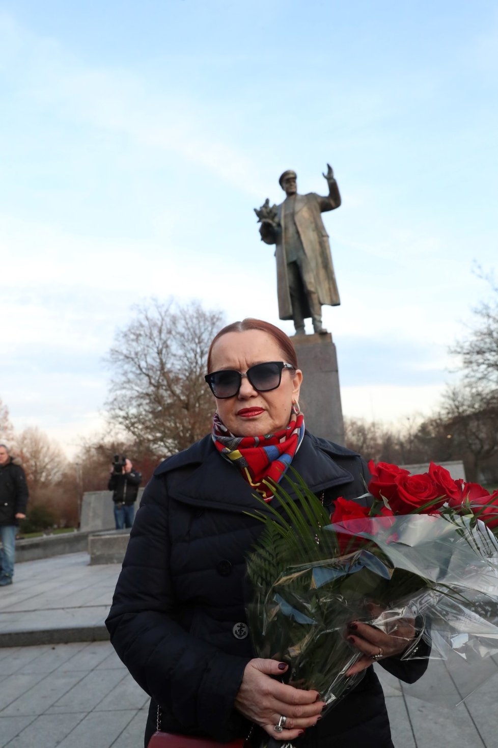 K soše maršála Koněva na výročí jeho narozenin přišla položit květiny i jeho vnučka Jelena Koněvová.