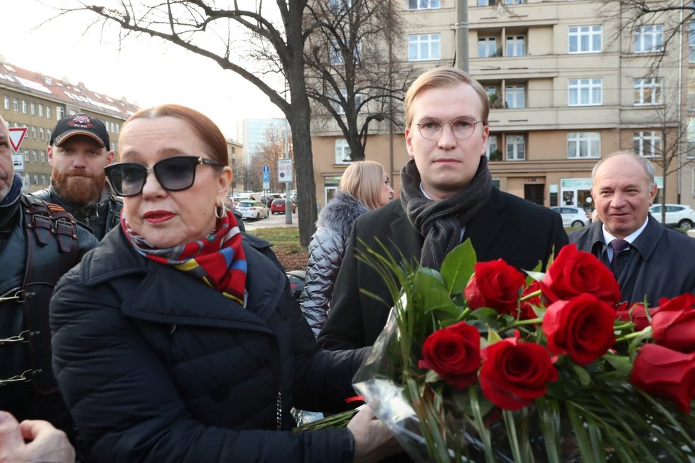 K soše maršála Koněva na výročí jeho narozenin přišla položit květiny i jeho vnučka Jelena Koněvová.