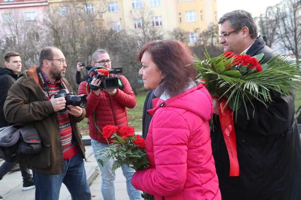 Jelena Koněvová s květinami u sochy svého dědečka maršála Koněva