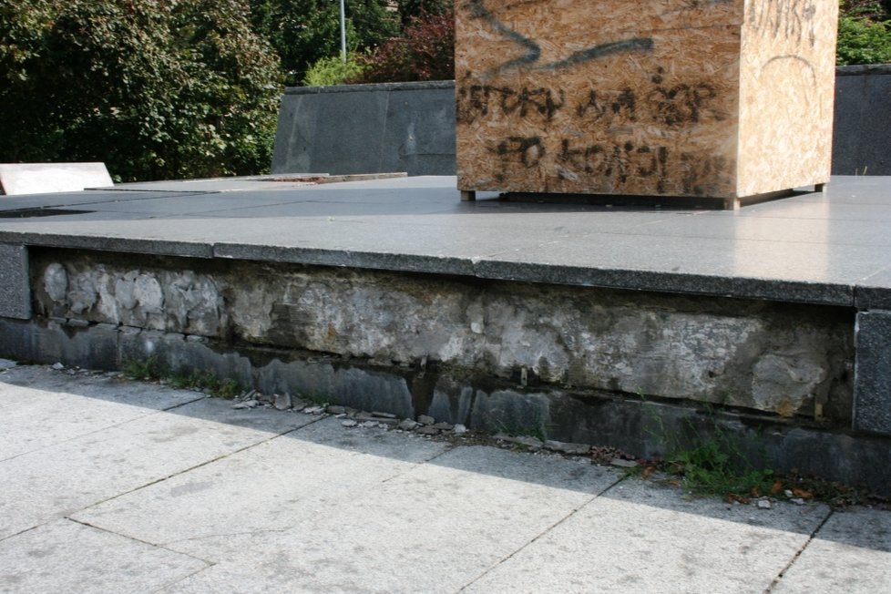 Z podstavce, kde stávala socha maršála Koněva začal mizet mramor. Krádeže už řeší policie.