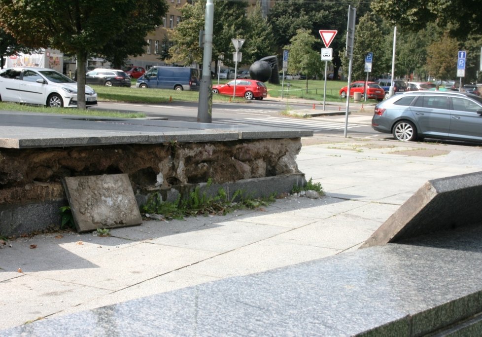 Z podstavce, kde stávala socha maršála Koněva začal mizet mramor. Krádeže už řeší policie.