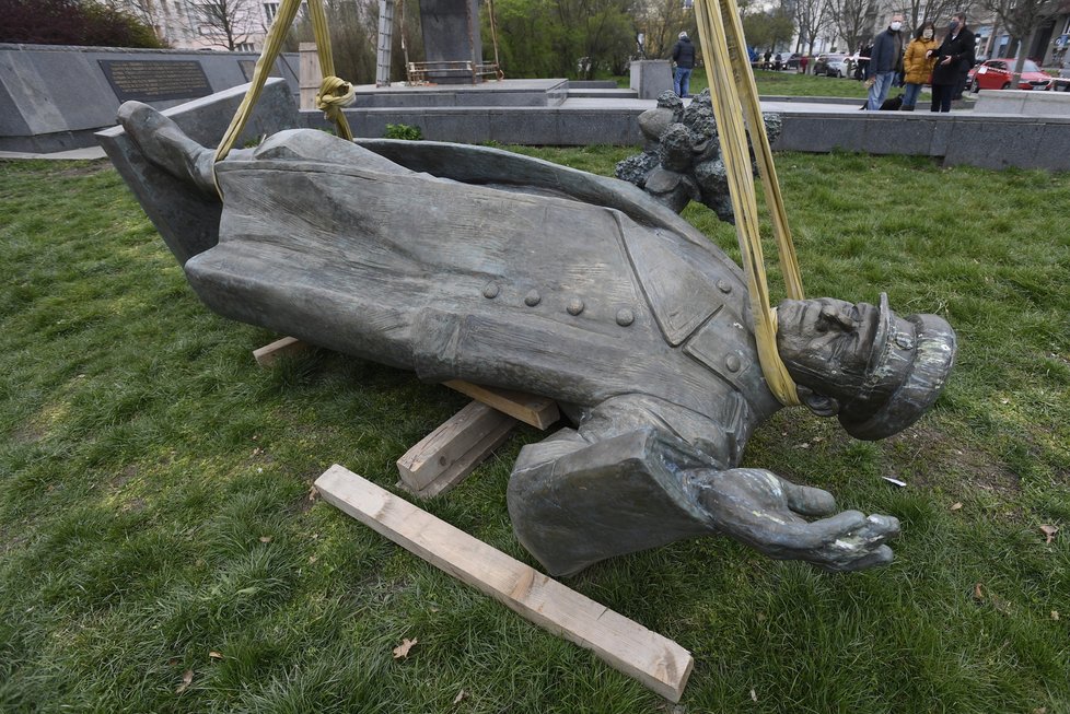 Praha 6 začala 3. dubna 2020 ráno odstraňovat pomník maršála Ivana Koněva v Bubenči. Socha poputuje do depozitáře a následně do Muzea paměti 20. století.