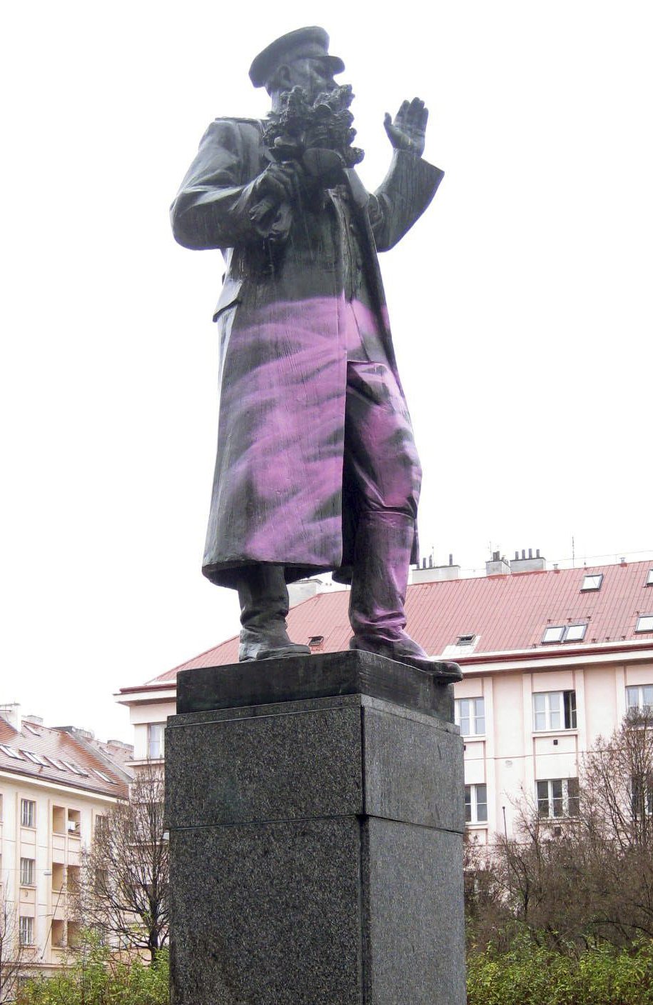 Sochu maršála Koněva někdo v roce 2014 počmáral a polil růžovou barvou.