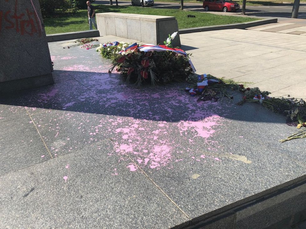 Sochu maršála Koněva někdo v srpnu znovu počmáral a polil růžovou barvou.