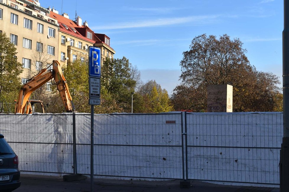 Praha 6 začala odstraňovat podstavec, který zbyl po soše maršála Koněva