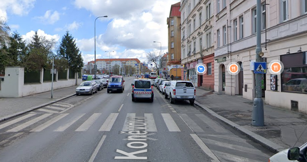 Nebezpečný přechod v ulici Koněvova (budoucí Hartigova) v Praze 3.