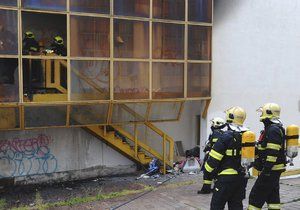 Za ubytovnou na Žižkově hořelo, hasiči evakuovali 15 lidí.