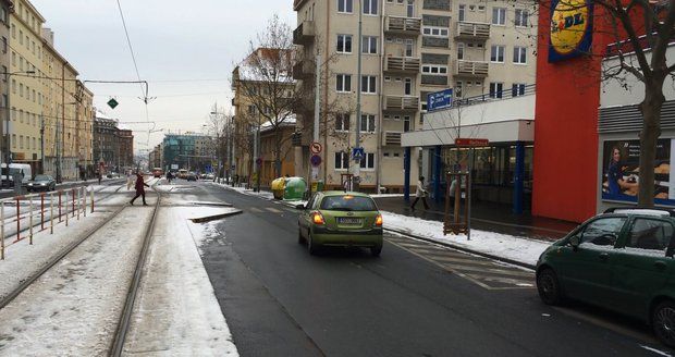 Koněvova ulice měla být opravovaná od příštího pondělí. Její rekonstrukce se ale kvůli četným uzavírkám v hlavním městě posune o dva týdny. (ilustrační foto)