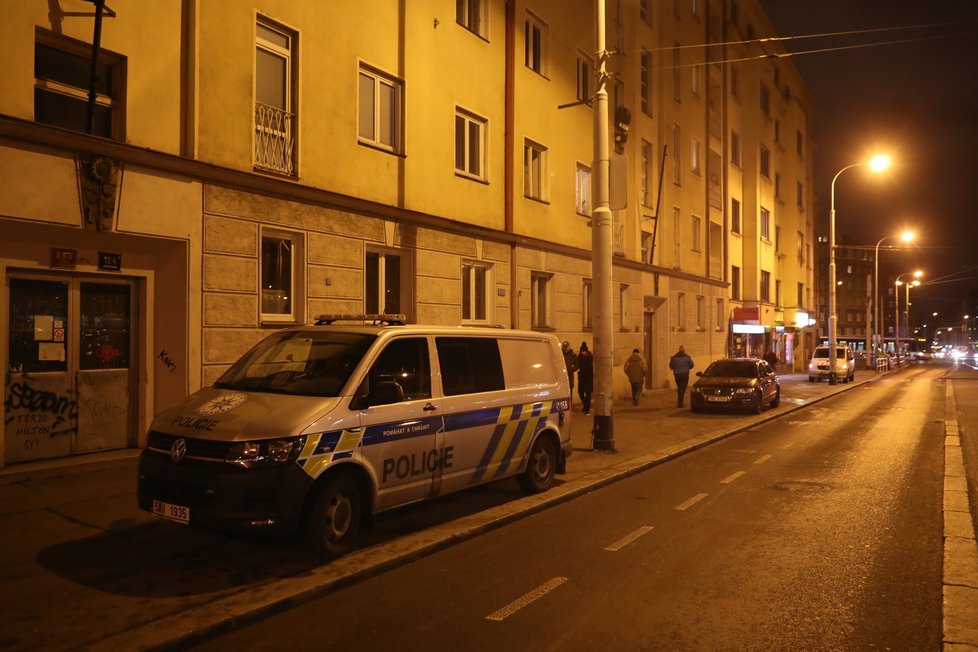 V jednom z domů v Koněvově ulici spadla žena do výtahové šachty ze třetího patra. Zraněním podlehla na místě (18. ledna 2022).