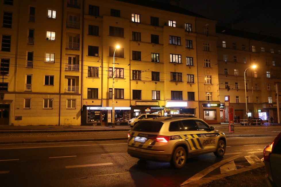 V jednom z domů v Koněvově ulici spadla žena do výtahové šachty ze třetího patra. Zraněním podlehla na místě (18. ledna 2022).