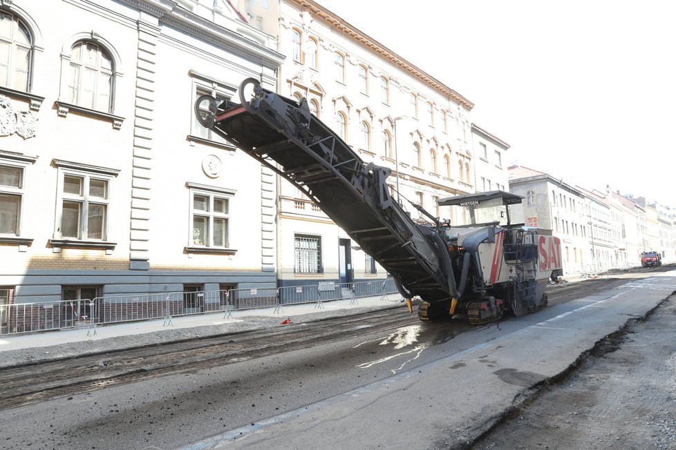 S koronavirovým rozvolněním se na Koněvově ulici rozběhly stavební práce.