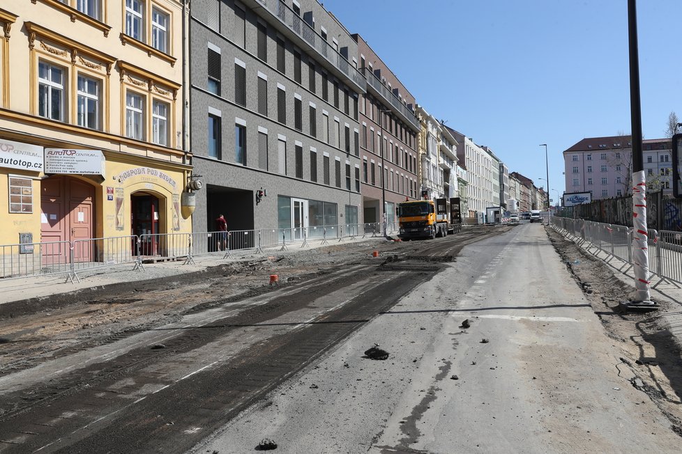 S koronavirovým rozvolněním se na Koněvově ulici rozběhly stavební práce.