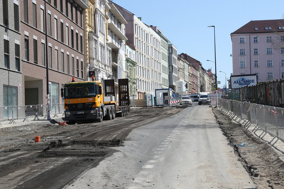 S koronavirovým rozvolněním se na Koněvově ulici rozběhly stavební práce.