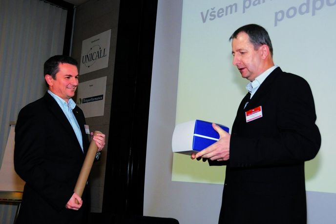 Konference Call Centra 2012. Tomáš Hájek (vpravo), ředitel asociace ADMAZ, od ledna 2013 ADMEZ, předává ocenění Osobnost direct marketingu Alešu Hýbnerovi