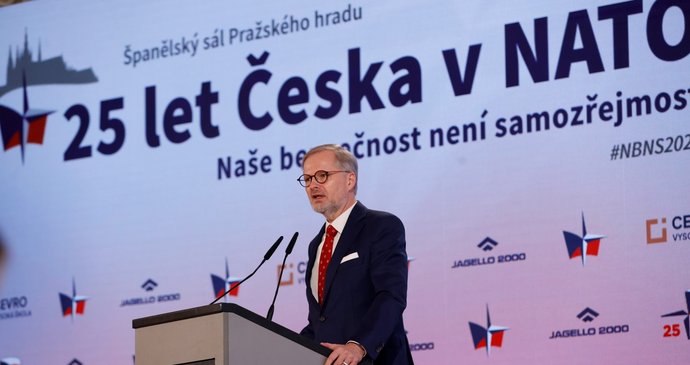 ONLINE Česko 25 let v NATO: Fialovo varování před Putinem, Pavlův metál pro Clintona i stíhačky nad Prahou