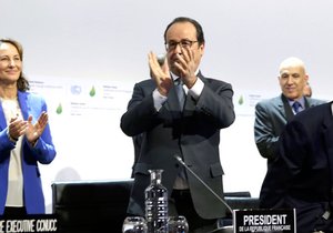 Konference o klimatických změnách je u konce. Laurent Fabius představil konečné znění nové dohody. Francouzský prezident Francois Hollande ho podpořil.