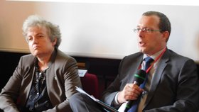 Šéfka Státního úřadu pro jadernou bezpečnost Dana Drábová a David Chovanec z ministerstva vnitra na pražské konferenci „Krize, katastrofy, kolapsy“