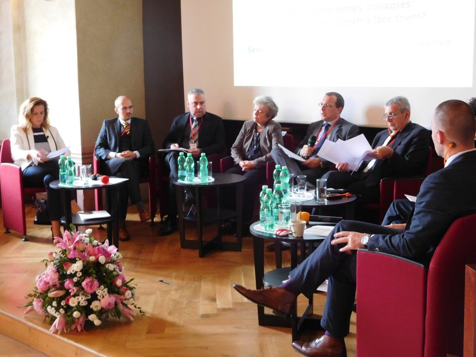 Poslední třetí panel pražské konference Krize, katastrofy, kolapsy