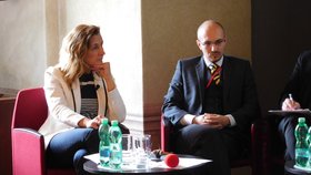 Pražská konference Krize, katastrofy, kolapsy: Akci moderovala Daniela Drtinová. (vlevo)