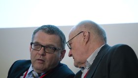 Lubomír Zaorálek na pražské konferenci Krize, katastrofy, kolapsy: jak jim může EU a Česko čelit? Vpravo profesor Bělohradský