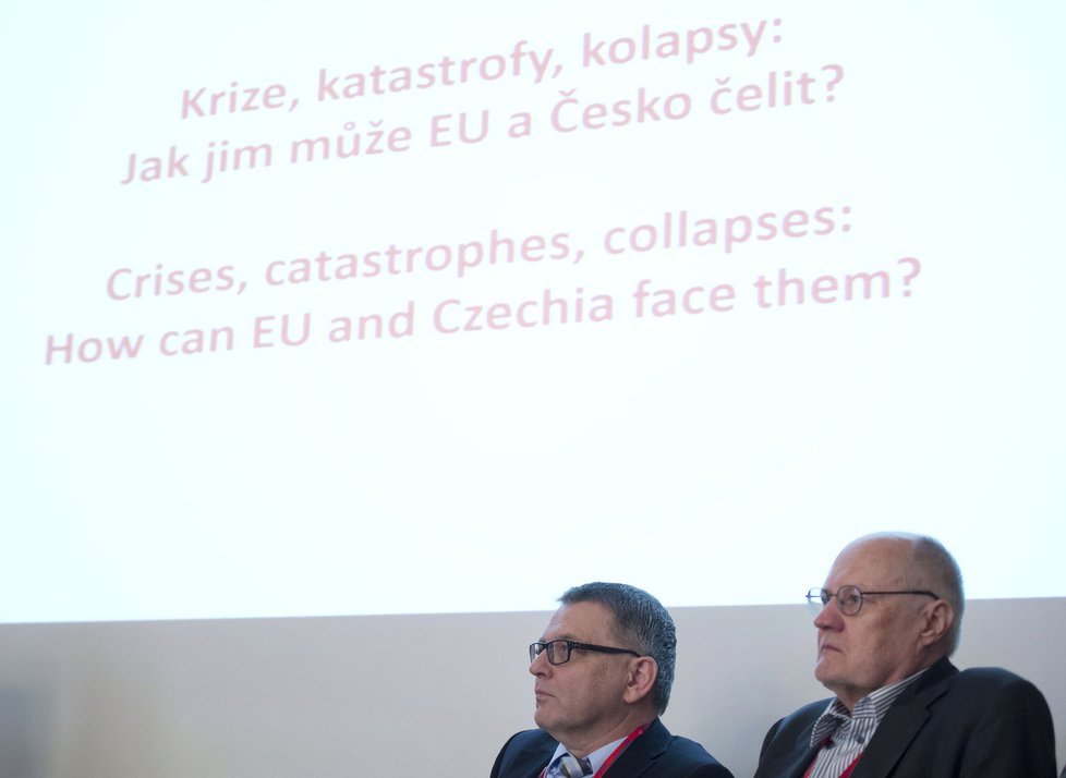 Lubomír Zaorálek na pražské konferenci Krize, katastrofy, kolapsy: jak jim může EU a Česko čelit? Vpravo profesor Bělohradský