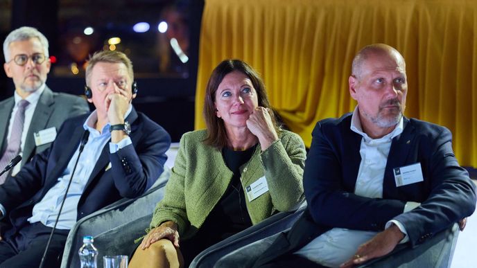 Zleva europoslanec Ondřej Krutílek, Alastair Hammond, generální ředitel Rezolv Energy, Claudia Viohl, generální ředitelka E.ON Česká republika, a Marian Rusko, generální ředitel a jednatel EG.D Zleva europoslanec Ondřej Krutílek, Alastair Hammond, generální ředitel Rezolv Energy, Claudia Viohl, generální ředitelka E.ON Česká republika, a Marian Rusko, generální ředitel a jednatel EG.D