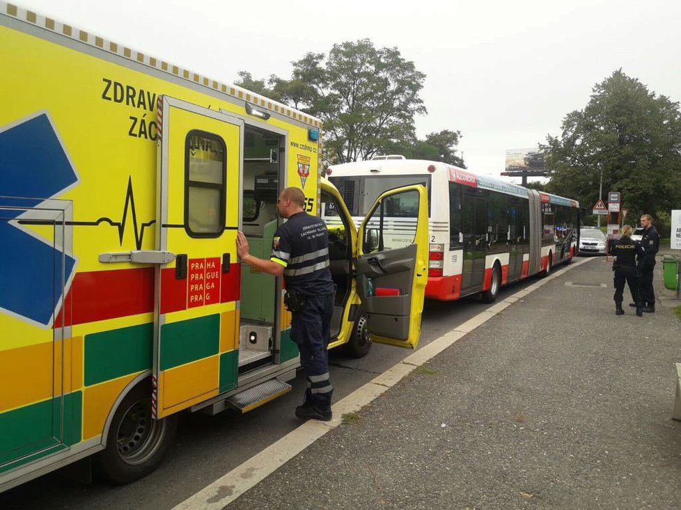 Řidič autobusu to pořádně odskákal, vstoupil do hádky mezi cestujícími, jeden z nich ho berlemi zbil.