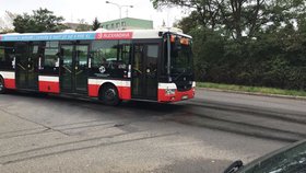 Zachránil život sobě i druhým! Řidič autobusu zvládl i přes mrtvici bezpečně zastavit