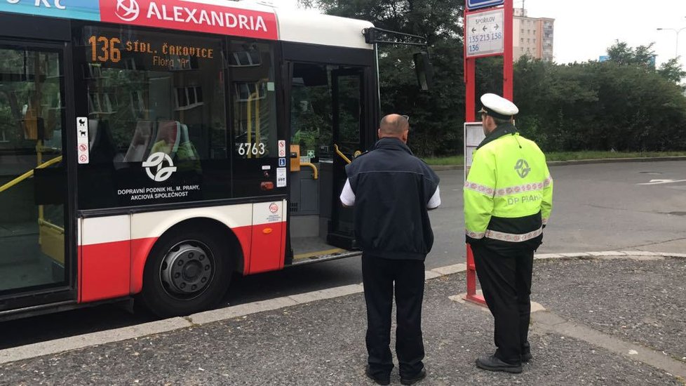 Řidič autobusu to pořádně odskákal, vstoupil do hádky mezi cestujícími, jeden z nich ho berlemi zbil.